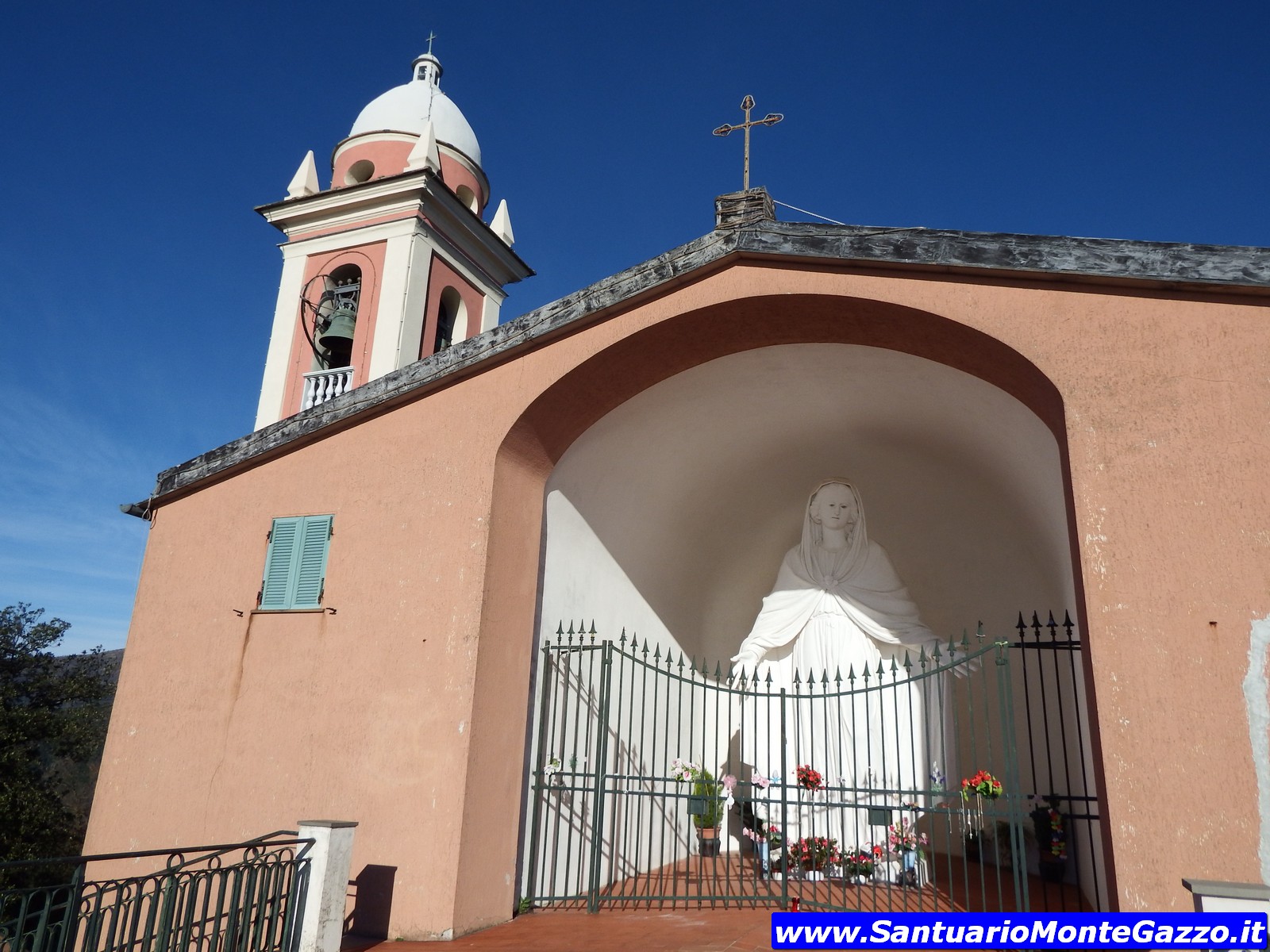 Statua e campanile del Santuario Monte Gazzo